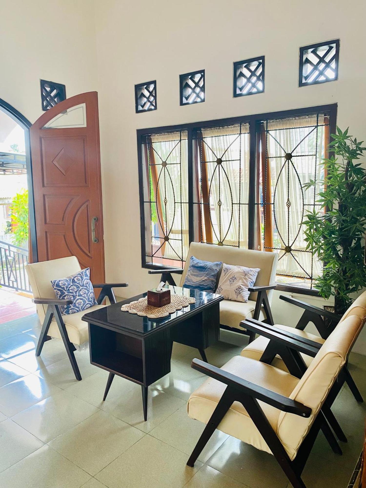 Zzz Hostel Banyuwangi  Bagian luar foto